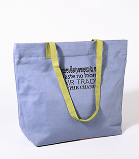Artikeldetails anzeigen TASCHE Be the change lila BW/Fischfuttersäcke 42x13xH34cm