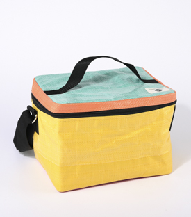 Artikeldetails anzeigen KÜHLTASCHE Colorblock Upcycled Fischfuttersäcke H19xB26xT19cm
