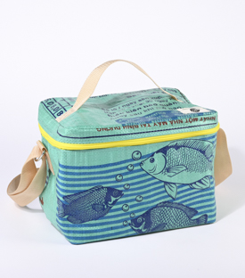 Artikeldetails anzeigen KÜHLTASCHE Fische Upcycled Fischfuttersäcke H19xB26xT19cm