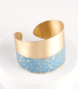 ARMREIF Terra geprägt blau Messing Breite 5cm verstellbar