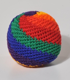 Artikeldetails anzeigen JONGLIERBALL Regenbogen BW gehäkelt dm ca 5-7cm