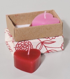 Artikeldetails anzeigen SCHACHTERL mit 2 Herzkerzerl rot und rose, 6x4xH2cm